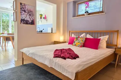 Ein Bett oder Betten in einem Zimmer der Unterkunft Grüne Oase mit eigener Terrasse zwischen Altstadt und Hafen #2