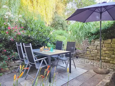 Ein Garten an der Unterkunft Grüne Oase mit eigener Terrasse zwischen Altstadt und Hafen #3
