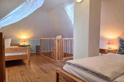Ein Bett oder Betten in einem Zimmer der Unterkunft Gemütliches eigenes Häuschen mit Terrasse & Garten - optimal gelegen zwischen Altstadt & Hafen #4
