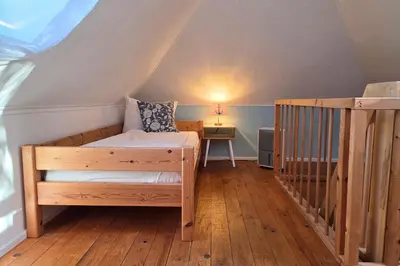 Ein Bett oder Betten in einem Zimmer der Unterkunft Gemütliches eigenes Häuschen mit Terrasse & Garten - optimal gelegen zwischen Altstadt & Hafen #4