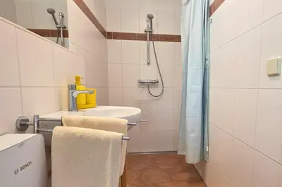 Ein Badezimmer in der Unterkunft Gemütliches eigenes Häuschen mit Terrasse & Garten - optimal gelegen zwischen Altstadt & Hafen #4