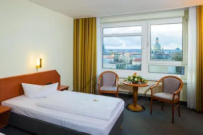 Ein Bett oder Betten in einem Zimmer der Unterkunft Hotel Am Terrassenufer
