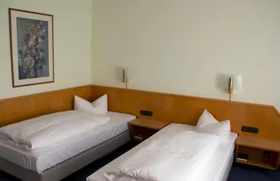 Ein Bett oder Betten in einem Zimmer der Unterkunft Hotel Am Terrassenufer