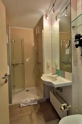 Ein Badezimmer in der Unterkunft Hotel Am Terrassenufer