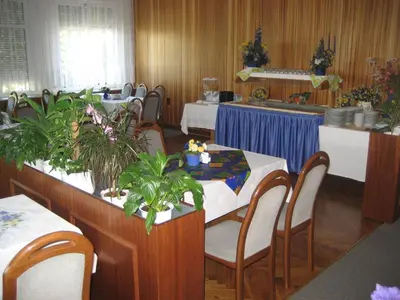 Ein Restaurant oder anderes Speiselokal in der Unterkunft Hotel Kirchner