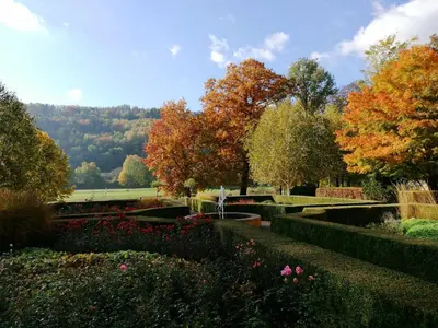 Ein Garten an der Unterkunft Parkhotel Bad Schandau mit SPA