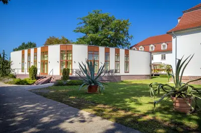 Ein Garten an der Unterkunft SeeHotel Großräschen