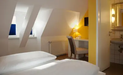 Ein Bett oder Betten in einem Zimmer der Unterkunft Hotel Am Obermarkt