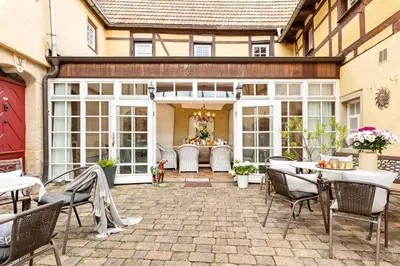 Das Gebäude in dem sich das Ferienhaus befindet