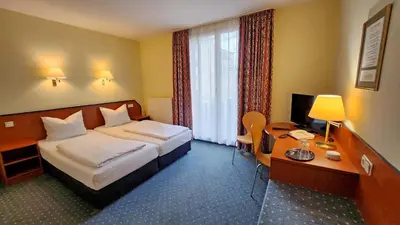 Ein Bett oder Betten in einem Zimmer der Unterkunft Hotel Amadeus Dresden Neustadt
