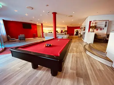 Ein Billardtisch in der Unterkunft DORMERO Hotel Dresden City
