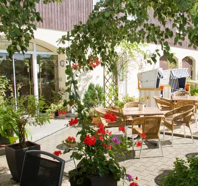 Ein Garten an der Unterkunft Hotel Zwei Linden