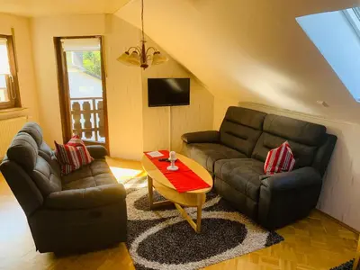 Ein Sitzbereich in der Unterkunft Ferienwohnung Braeuer