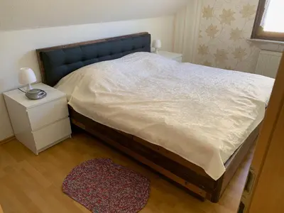 Ein Bett oder Betten in einem Zimmer der Unterkunft Ferienwohnung Braeuer