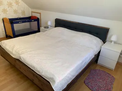 Ein Bett oder Betten in einem Zimmer der Unterkunft Ferienwohnung Braeuer