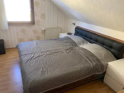 Ein Bett oder Betten in einem Zimmer der Unterkunft Ferienwohnung Braeuer