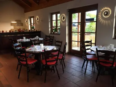 Ein Restaurant oder anderes Speiselokal in der Unterkunft Hotel Siebeneichen