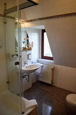 Ein Badezimmer in der Unterkunft Hotel Artushof