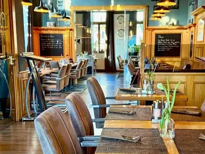 Ein Restaurant oder anderes Speiselokal in der Unterkunft Hotel Artushof