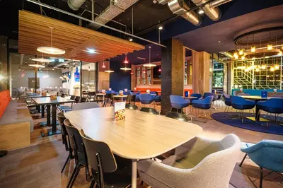 Ein Restaurant oder anderes Speiselokal in der Unterkunft Holiday Inn Express Dresden Zentrum by IHG