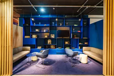 Ein Sitzbereich in der Unterkunft Holiday Inn Express Dresden Zentrum by IHG