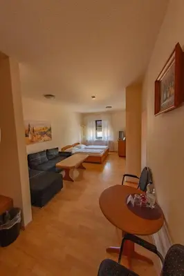 Ein Sitzbereich in der Unterkunft WEST Hotel an der Sächsischen Weinstrasse