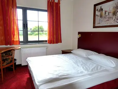 Ein Bett oder Betten in einem Zimmer der Unterkunft WEST Hotel an der Sächsischen Weinstrasse