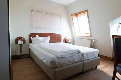 Ein Bett oder Betten in einem Zimmer der Unterkunft Hotel Am Blauen Wunder