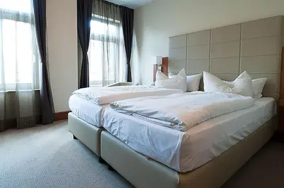 Ein Bett oder Betten in einem Zimmer der Unterkunft Hotel Am Blauen Wunder