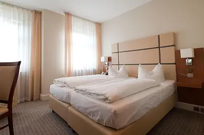 Ein Bett oder Betten in einem Zimmer der Unterkunft Hotel Am Blauen Wunder