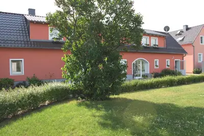 Ein Garten an der Unterkunft Ferienhaus Schild
