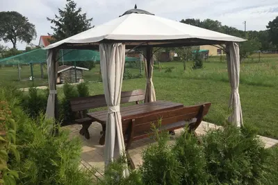 Ein Garten an der Unterkunft Ferienhaus Schild