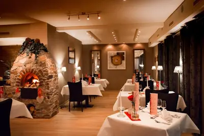 Ein Restaurant oder anderes Speiselokal in der Unterkunft Hotel Röhrsdorfer Hof