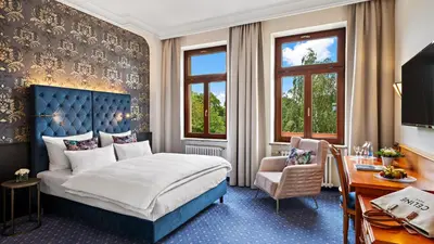 Ein Bett oder Betten in einem Zimmer der Unterkunft Hotel Bayerischer Hof Dresden
