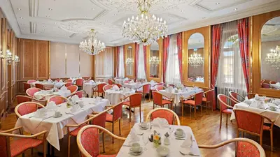 Ein Restaurant oder anderes Speiselokal in der Unterkunft Hotel Bayerischer Hof Dresden