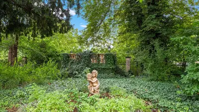 Ein Garten an der Unterkunft Hotel Bayerischer Hof Dresden