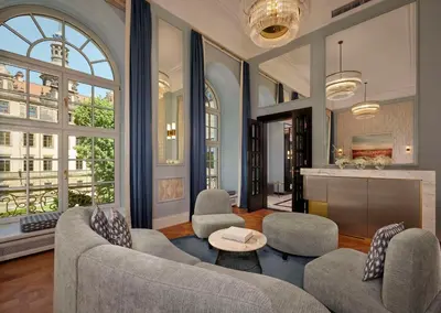 Ein Sitzbereich in der Unterkunft Hotel Taschenbergpalais Kempinski
