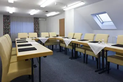 Der Geschäftsbereich oder Konferenzraum in der Unterkunft Hotel Garden Cottage mit kostenfreien Parkplätzen