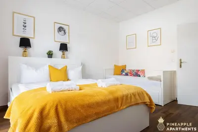 Ein Bett oder Betten in einem Zimmer der Unterkunft PINEAPPLE APARTMENTS - Dresden Mitte - free parking