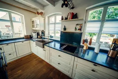 Küche/Küchenzeile in der Unterkunft Alte Schmiede mit Sauna, Pool und Whirpool im Außenbereich schönstes Ferienhaus der Lausitz
