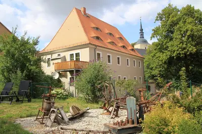 Ein Garten an der Unterkunft Ferienwohnung im Pfarrhaus