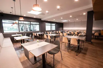 Ein Restaurant oder anderes Speiselokal in der Unterkunft Feel Good Hotel