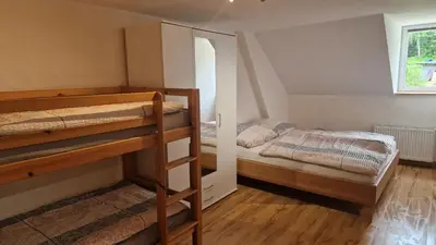 Ein Bett oder Betten in einem Zimmer der Unterkunft Ferienwohnung Erzhütte