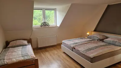 Ein Bett oder Betten in einem Zimmer der Unterkunft Ferienwohnung Erzhütte