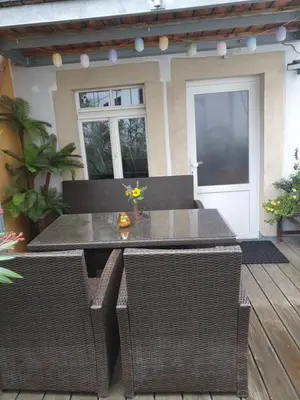 Ein Sitzbereich in der Unterkunft Ferienwohnung Ines Wolf in der Meißner Innenstadt