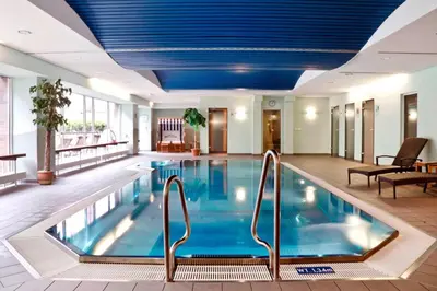 Der Swimmingpool an oder in der Nähe von Courtyard by Marriott Dresden