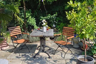 Ein Garten an der Unterkunft Dreiseitenhof Radebeul