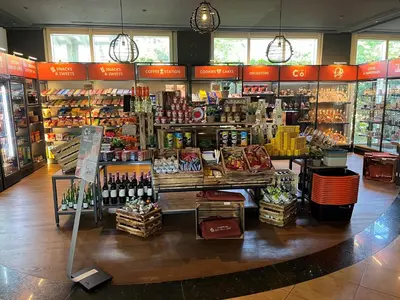 Ein Supermarkt oder andere Läden im Hotel oder in der Nähe