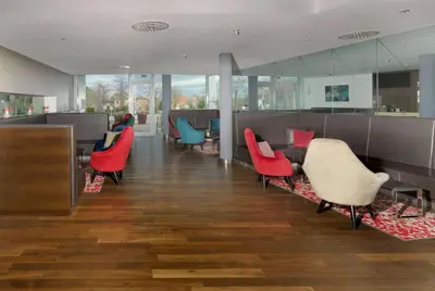 Ein Sitzbereich in der Unterkunft Ramada by Wyndham Dresden
