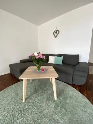 Ein Sitzbereich in der Unterkunft Modernes Apartment am Hafen mit Seeblick